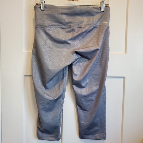 EUC Adidas Climalite Mid Rise Capri Leggings/Yoga Pants Grey Medium - Picture 2 of 9